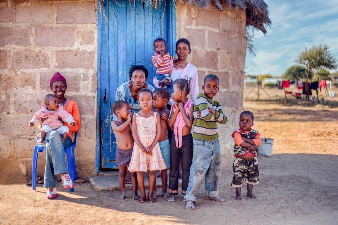 Foto von einer Frau mit vielen Kindern in Afrika
